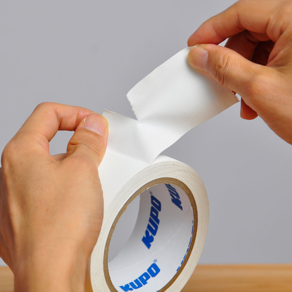 GTM-515B - Matte Gaffa Tape, Black hand tearing detail